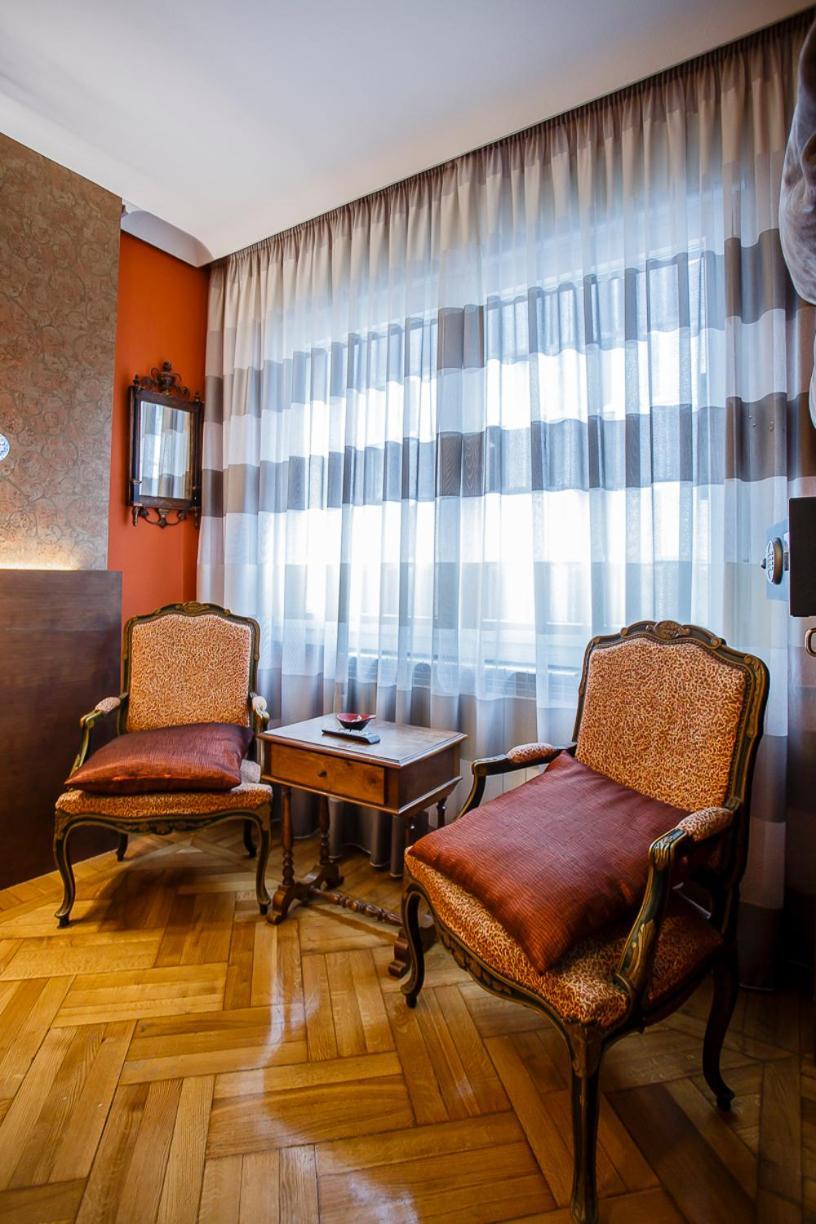 Hostal Rodas Памплона Экстерьер фото