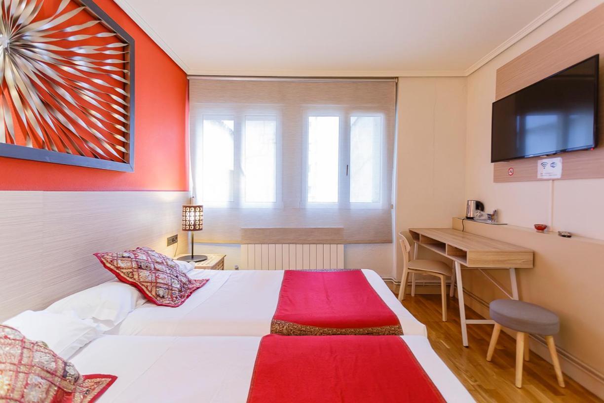 Hostal Rodas Памплона Экстерьер фото
